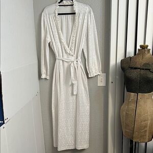 VINTAGE VANITY FAIR WHITE ROBE WITH RUFFLE AND FLORAL DETAIL SIZE LARGE